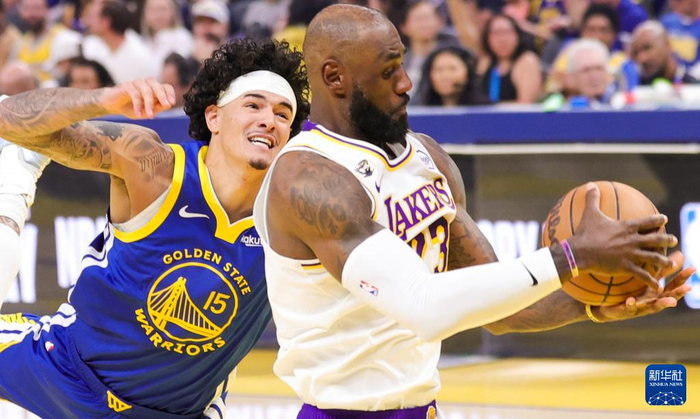 九游娱乐平台_洛杉矶湖人NBA战胜金州勇士戴维斯篮下制胜(洛杉矶湖人战绩)
